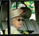  ??  ?? Gli occhiali di Elisabetta La regina lascia Windsor all’indomani delle nozze del nipote (Reuters)