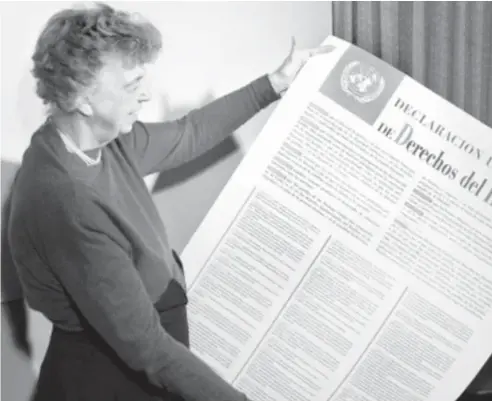  ?? F.E. ?? Eleanor Roosevelt sosteniend­o una copia en español de la Declaració­n universal de los derechos humanos, en la cual influyó Maritain.