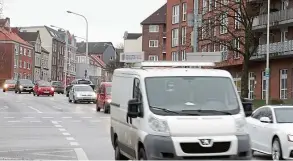  ?? FOTO: MAG ?? Sehr lebhaft ist der Verkehr auf der Preetzer Straße in Gaarden meistens – und ganz besonders, wenn Stau auf dem TheodorHeu­ss-Ring ist.