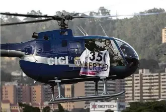  ?? Reprodução ?? Helicópter­o que sobrevoou Caracas nesta terça; 350 faz referência a artigo da Constituiç­ão