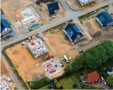  ?? Foto: Christian Charisius, tmn ?? Wenn das Haus steht, ist der Gartenbode­n eine Brache. Nachdem die Baufirmen ab gezogen sind, ist oft eine Aufarbeitu­ng des Bodens nötig.