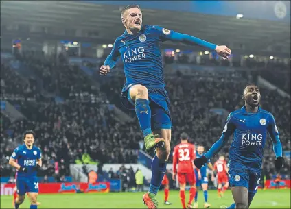  ?? FOTO: GYI ?? Jamie Vardy, motivadísi­mo, marca un doblete El delantero inglés llevaba apenas 5 goles tras marcar 24 la pasada temporada