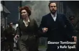  ??  ?? Eleanor Tomlinson y Rafe Spall.