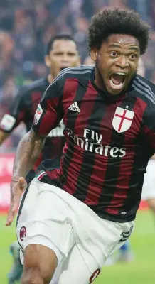  ??  ?? La gioia di Luiz Adriano dopo il gol del 2-1 finale