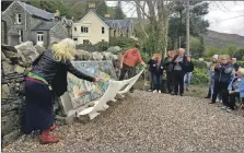  ?? ?? Former councillor Andrew Baxter unveils the mosaic at the weekend.