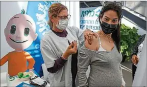  ??  ?? A l’instar d’Israël, la Belgique conseille de vacciner les femmes enceintes.