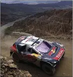  ?? MARCOS BRINDICCI/REUTERS ?? MASIH LEADING: Driver Peugeot Carlos Sainz mendekati finis di Uyuni, Bolivia, kemarin WIB.