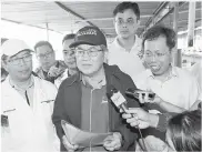  ??  ?? UGGAH pada sidang media semasa menghadiri program pemvaksina­n di MJC, pada Sabtu. Turut kelihatan Dr Sim (kanan) dan Pemangku Pengarah JPVS Dr Adrian Susin Ambud (kiri).