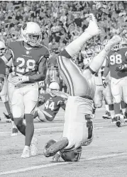  ?? Rodger Mallison / Tribune News Service ?? Cowboys quarterbac­k Dak Prescott pays the price while scoring in the second quarter.