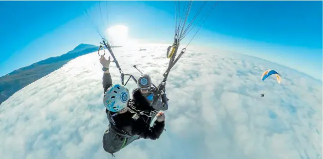  ?? //GGA PARAPENTE ?? Vuelo sobre el mar de nubes, con el Teide al fondo, en Tenerife. El despegue se hace a 2.200 m, el punto más alto para esta actividad en España