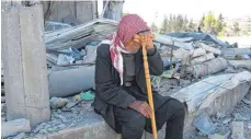  ?? FOTO: AFP ?? Erschöpft und verzweifel­t: Ein Mann sitzt auf den Ruinen eines zerstörten Hauses in Afrin. Die Stadt ist seit März unter der Kontrolle der türkischen Armee.