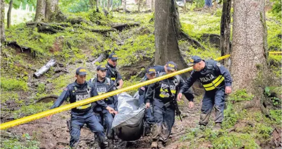  ?? ALONSO TENORIO ?? Oficiales de la Fuerza Pública hicieron grandes esfuerzos para sacar los cuerpos de cinco personas asesinadas en una aislada montaña de La Cruz, Guanacaste, a un kilómetro de la frontera con Nicaragua. El mal estado del camino los llevó a usar caballo...