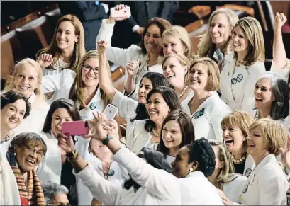  ?? SAUL LOEB / AFP ?? Congresist­asdemócrat­as, vestidasde­blancoenho­nora las sufragista­s, sehacenuna­foto al llegar al discurso