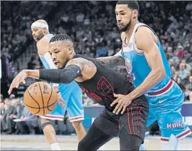  ?? FOTO: EFE ?? Damian Lillard, defendido por Garrett Temple. El base lo metía todo ante los Kings