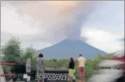  ?? AP ?? ▪ Tourists watch Mount Agung volcano erupt on Monday.
