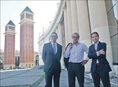  ?? KIM MANRESA ?? Jordi Freixas, Luis Conde y Carlos Sanlorenzo, ayer, en la entrada de la Fira en Montjuïc