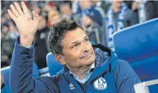  ?? FOTO: DPA ?? Anständige­r Abschiedsg­ruß – Christian Heidel verlässt Schalke.