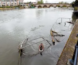  ?? ?? There are a number of sunken boats along the Thames at Maidenhead.