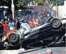  ?? Afp ?? CAOS. Puerto Príncipe sigue ardiendo, llena de basura y barricadas, lo que imposibili­ta la comunicaci­ón con otras ciudades.