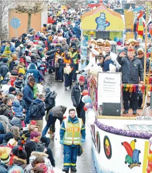  ??  ?? Das Zeller Narrenschi­ff führt traditione­ll den Faschingsu­mzug in Griesbecke­rzell an. 30 Gruppen sind diesmal