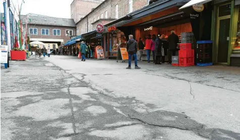  ?? Foto: Silvio Wyszengrad ?? Der Straßenbel­ag in der Bäckergass­e bis zum Bauernmark­t muss dringend erneuert werden. Doch das wird noch ein wenig dauern.