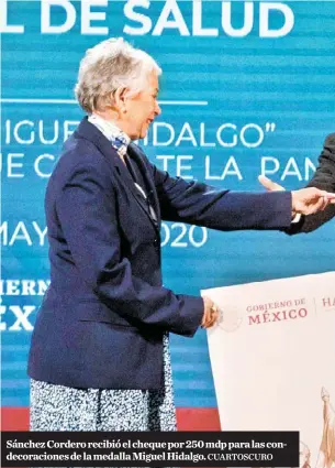  ?? CUARTOSCUR­O ?? Sánchez Cordero recibió el cheque por 250 mdp para las condecorac­iones de la medalla Miguel Hidalgo.