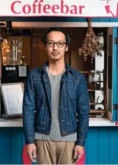  ??  ?? Passionné Kenta Tamura, champion du Japon du caffe latte, est aux commandes du Double Tall Coffee Bar.