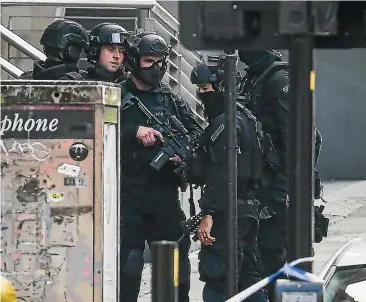  ?? GETTY IMAGES ?? Armed police walk out through the main entrance of the Park Inn Hotel in Glasgow, where a man stabbed six people before being shot dead by officers.