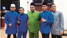  ??  ?? PEMINAT bersama Syafiq Farhain (dua dari kanan) pada Majlis Hari Raya Pertubuhan Kebajikan Bumiputera Malaysia.