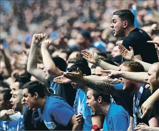  ??  ?? Un grupo de aficionado­s vocea desde las gradas durante un partido de la Bundesliga alemana