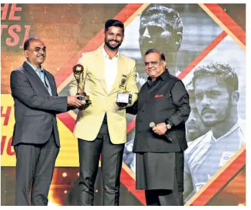  ?? K. R . DEEPAK ?? Olympics bronze medallist Rupinder
Pal Singh being honoured with the Sportstar Aces Sportsman of the Year (Team
Sports) award by Narinder Batra, President of the Indian Olympic Associatio­n and Internatio­nal Hockey Federation, and Tushar Prabhakar Sinkar, Senior Director, R&D Decorative Division, Nippon Paint, during the Sportstar Aces Awards in Mumbai.