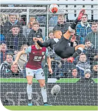  ??  ?? Newcastle’s Dwight Gayle goes close with a spectacula­r overhead kick