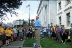  ?? SUSAN SERBIN – DIGITAL FIRST MEDIA ?? Rev. Peter Friedrichs of the Unitarian Universali­st Delaware County Church speaks to anti-hate rallly at the Delaware County Courthouse in Media on Sunday in response to white nationalis­t rallies in Virginia over the weekend.