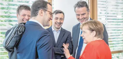  ?? FOTO: AFP ?? Zustimmung für ihren Kurswechse­l in Sachen Homo-Ehe bekommt Angela Merkel (CDU) von CDU-Präsidiums­mitglied Jens Spahn (2. v. li.)