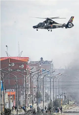  ??  ?? Las inmediacio­nes de la planta de Senkata, ayer, tras la represión