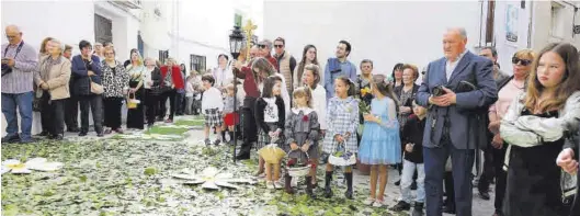  ?? HÉCTOR GOZALBO ?? Los vecinos se volcaron para participar en una jornada para el recuerdo en Figueroles y decoraron las calles desde las cuatro de la mañana con alfombras florales.