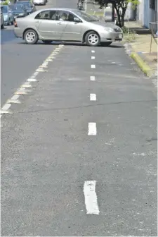  ??  ?? Las líneas en el asfalto parecen pintadas por niños ya que no son rectas, se salen de la forma y no tienen dimensione­s iguales.