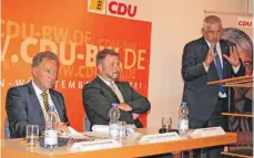  ?? FOTO: HEIKE SIEGEMUND ?? Staatssekr­etär Norbert Barthle (links), Mühlhausen­s Bürgermeis­ter Bernd Schaefer (Mitte) und der CDU-Bundestags­abgeordnet­e Hermann Färber (rechts) sprachen am Freitag in Mühlhausen über wichtige Verkehrspr­ojekte.