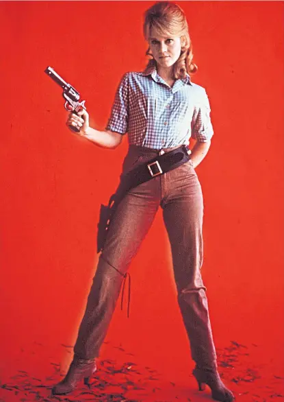  ?? ?? Campaignin­g actress Jane Fonda goes for her gun in publicity shot for Cat Ballou in 1965