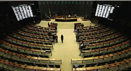  ?? Eraldo Peres/Associated Press ?? Leitura do relatório sobre a denúncia contra Michel Temer no plenário da Câmara dos Deputados, nesta terça-feira (24)