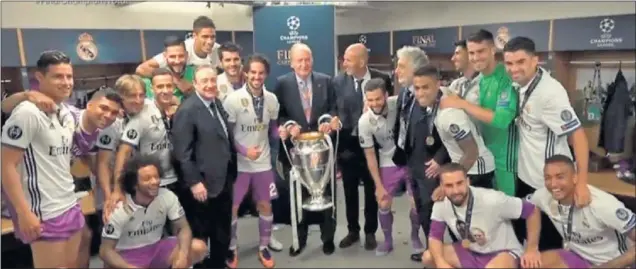  ??  ?? EL REY, EN EL VESTUARIO. Juan Carlos I bajó a celebrar el título con los jugadores y posó con el trofeo. La foto fue difundida en las redes sociales.