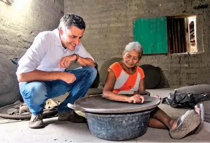  ??  ?? Muestra. Los artesanos de Guatajiagu­a mostraron al candidato cómo elaboran sus productos con barro negro. También le dieron material al candidato para que aprendiera a moldear un comal.