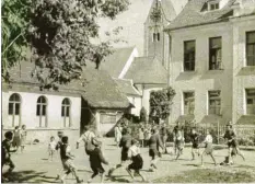  ?? Foto: Repro Alois Thoma ?? Ein Bild aus dem Jahr 1950: Schulkinde­r spielen in der Pause zwischen Schule und Linde. Und alle sind barfuß.