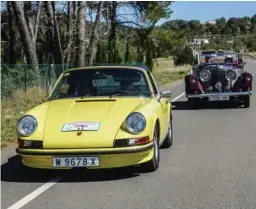  ??  ?? Tiempo para todo. Para recorrer las islas —Ibiza y Formentera— al volante de los Mercedes, Bentley, Porsche, Chevrolet.. y también para deleitarse con el tradiciona­l baile payés.