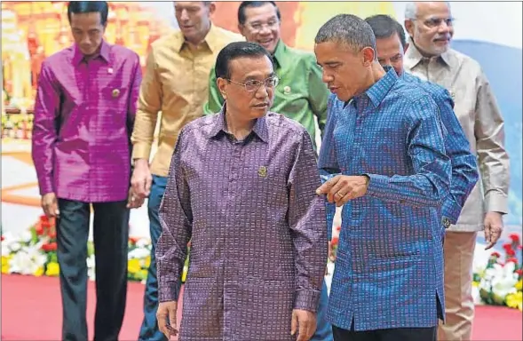  ?? MANDEL NGAN / AFP ?? El presidente estadounid­ense Barack Obama (derecha), junto al primer ministro chino, Li Keqiang, ayer en la cumbre Asia-Pacífico