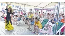  ??  ?? La jeune danseuse a séduit le public et fait semble-t-il de jeunes émules (au 1er plan à droite !)