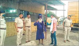  ?? ?? Sonepat Police personnel visit the Singhu border site where a 35-year-old man was found tied to a barricade and with a mutilated left hand on October 15.