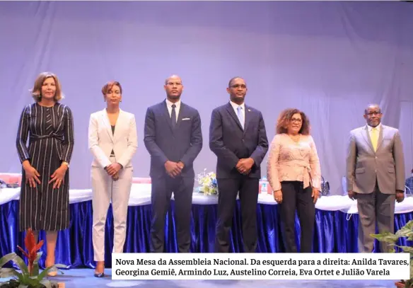  ??  ?? Nova Mesa da Assembleia Nacional. Da esquerda para a direita: Anilda Tavares, Georgina Gemiê, Armindo Luz, Austelino Correia, Eva Ortet e Julião Varela