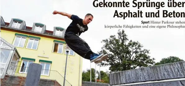  ?? Fotos: Marcus Merk ?? Florian Bach aus Emersacker betreibt seit sieben Jahren Parkour. Der Traceur – so nennen sich die Parkourläu­fer – weiß genau, wie er Hinderniss­e vor dem Weldener Rathaus überqueren muss, ohne sich dabei zu verletzen. Die wichtigste Lektion dabei ist immer das Landen.