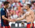  ?? Foto: dpa ?? Zwei Spiele, 0:5 Tore: Die Bayern – links Robert Lewandowsk­i mit Franck Ribéry – enttäuscht­en bei ihrem Turnier.